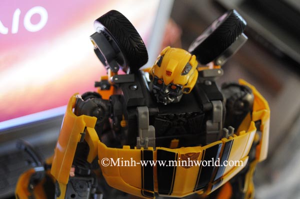 Đồ chơi Robot Đại chiến Transformer ultimate bumblebee