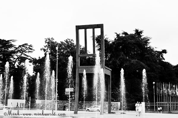 “Broken Chair” von Daniel Berset, Genf