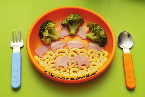 Kinderspeise: Nudeln, Schinken und Broccoli